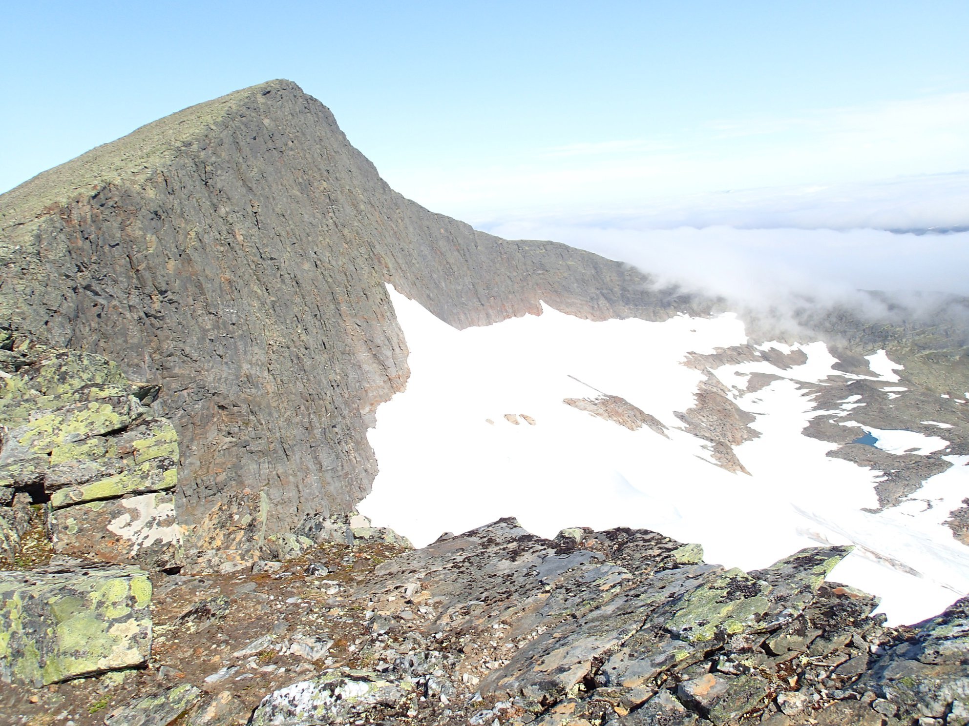 På väg upp på Helagstoppen. Glaciären i grytan. Moln rasade ner i grytan på västsidan under hela min topptur.