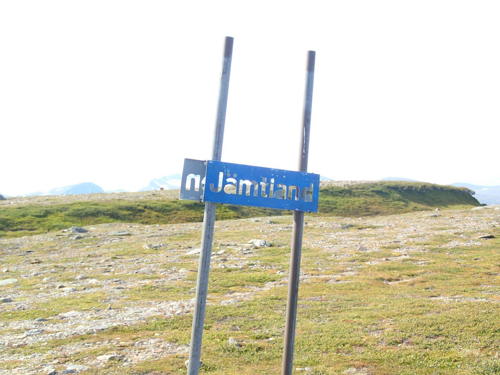 När jag kom ner från toppen åt jag sen lunch och sedan gick jag vidare till vindskyddet Miesehhketjahke, där jag tältade. Efter att ha varit i Härjedalen några dagar återkom jag in i Jämtland, strax före min sista tältplats.