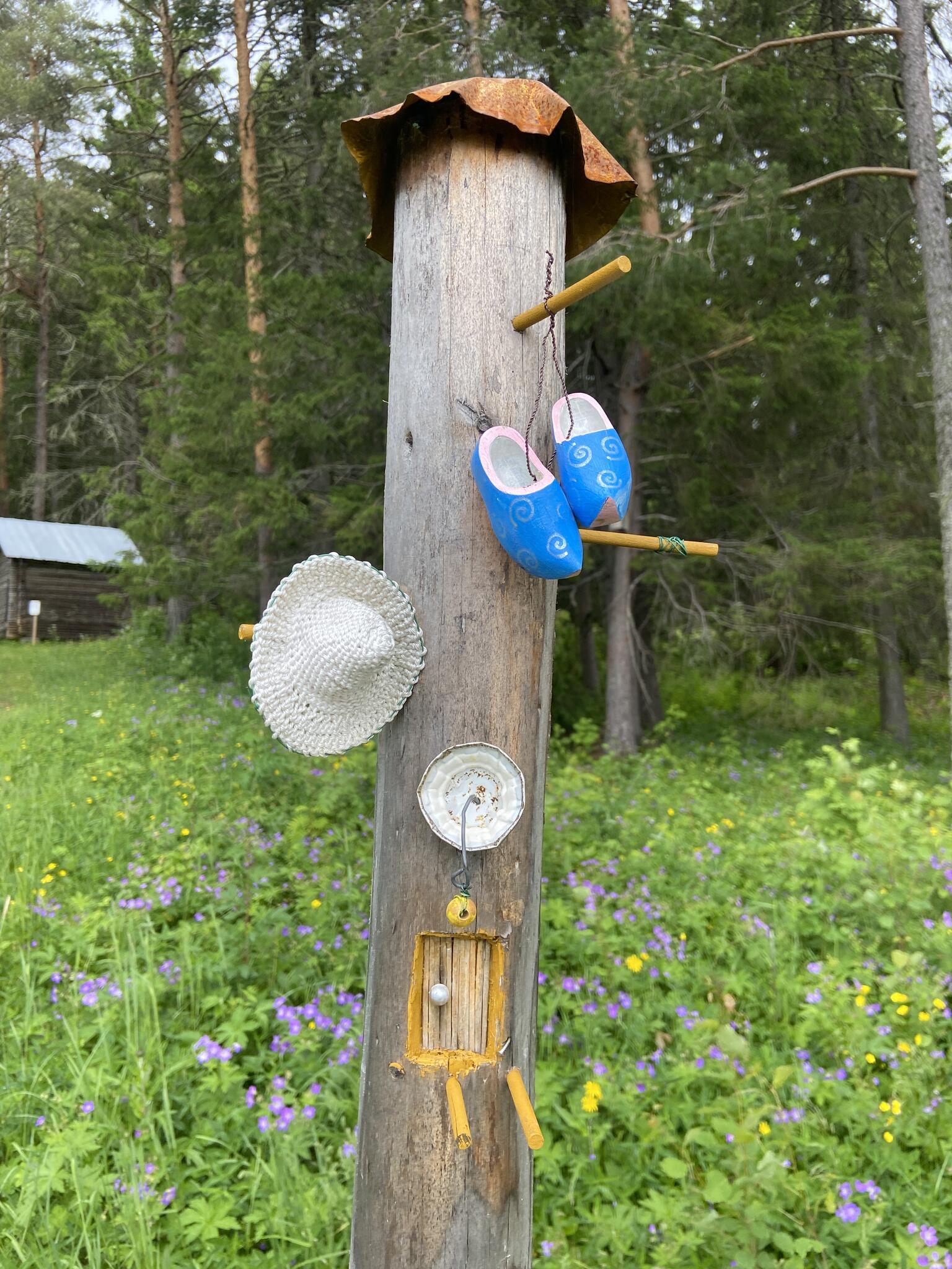 Vid Hembygdsgården finns en trollstig. Här är lite småsaker till (de små) trollen.