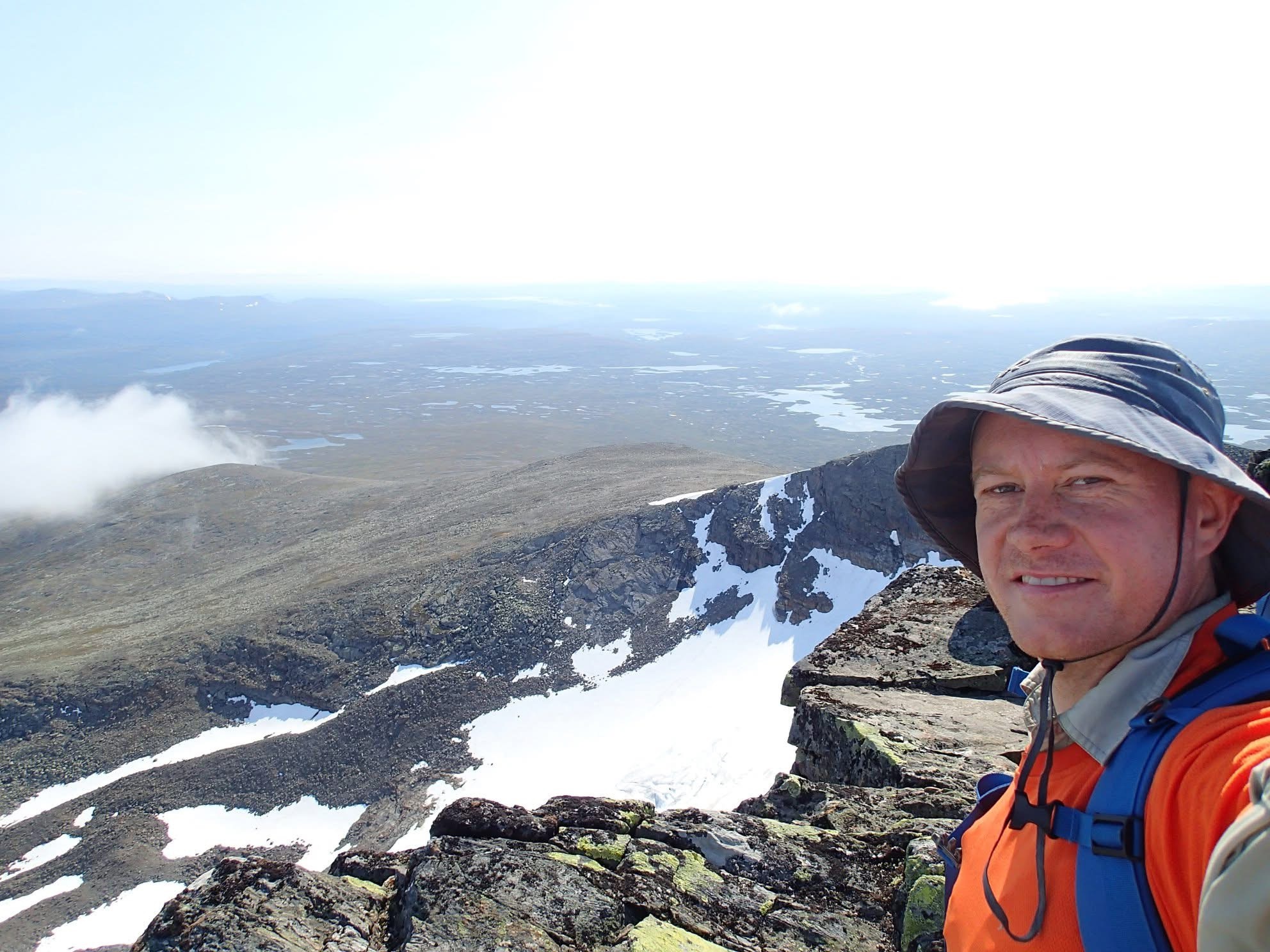 På toppen av Helags. Det var blåsigt nere i dalen men faktiskt nästan vindstilla på toppen.