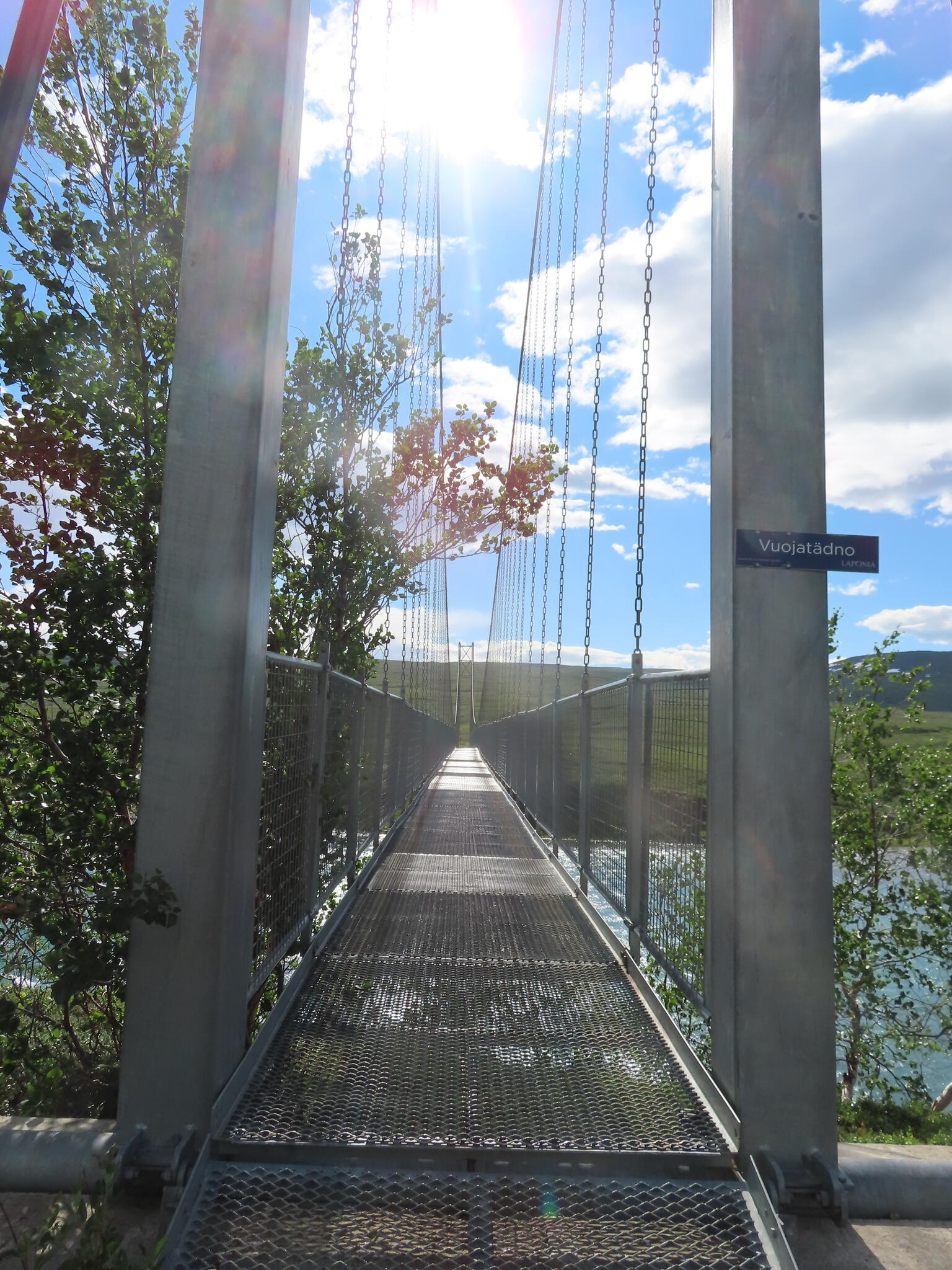 Jag hörde att detta är den längsta hängbron längs led i svenska fjällen. Runt 100 meter lång är den.