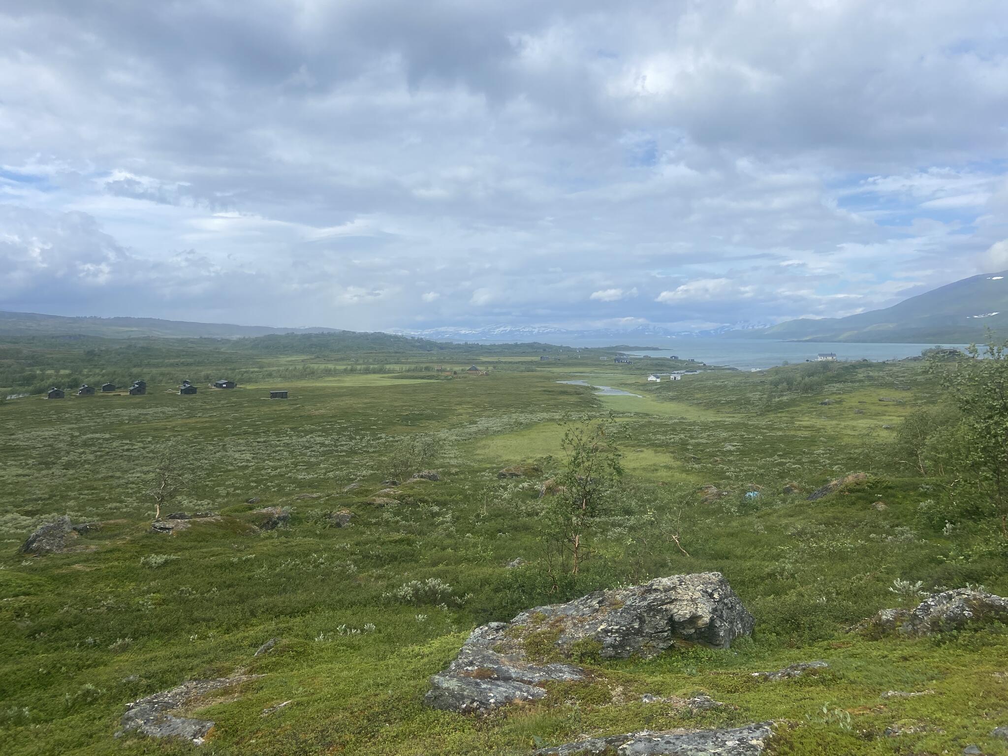 När jag närmade mig vistet Arasluokta (på bilden)) kom det rejält med regn.