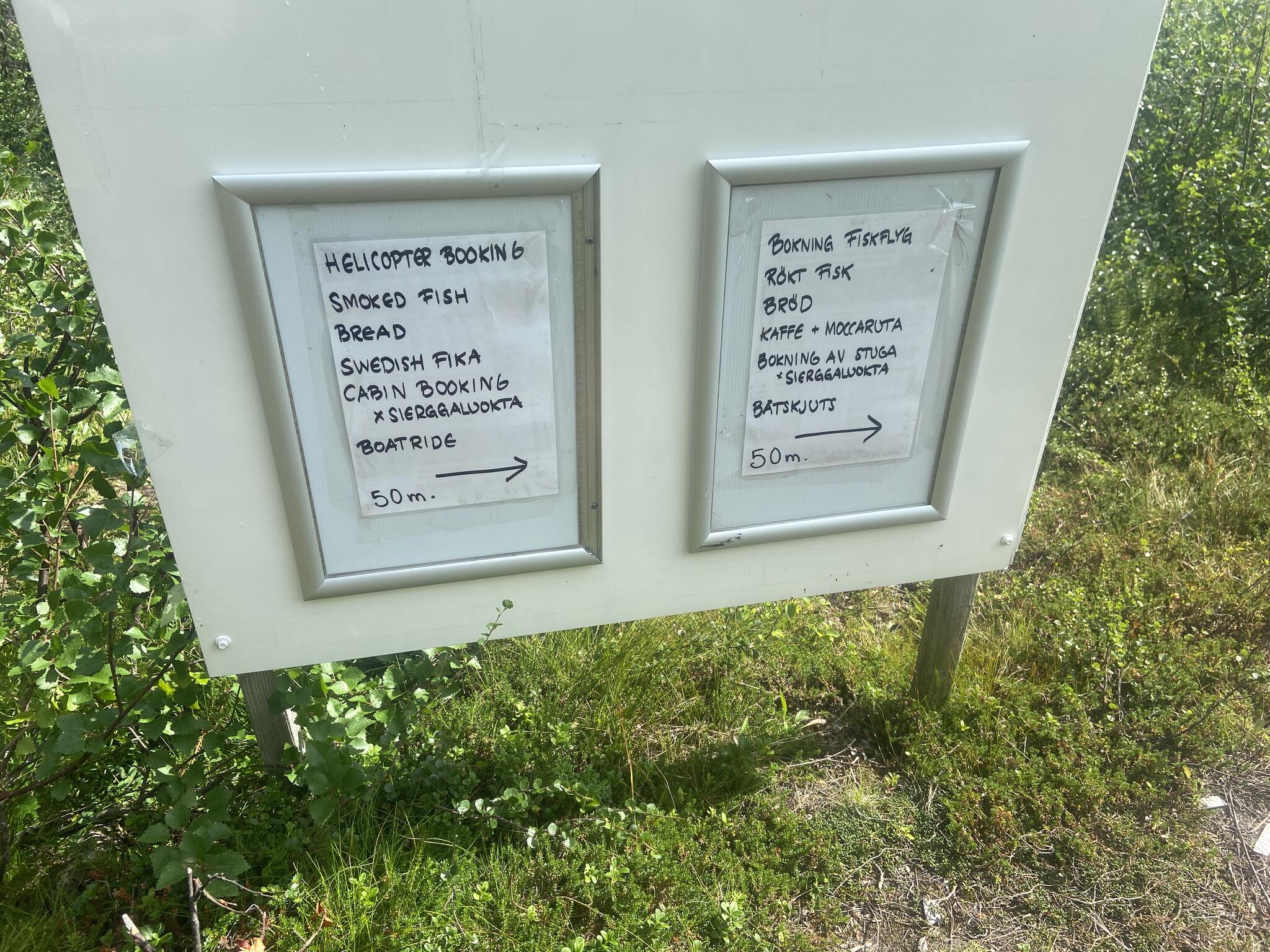 I utkanten av Staloluokta passerade jag denna mångsidiga reklam. En bit bort kunde man alltså köpa mat och få skjuts.