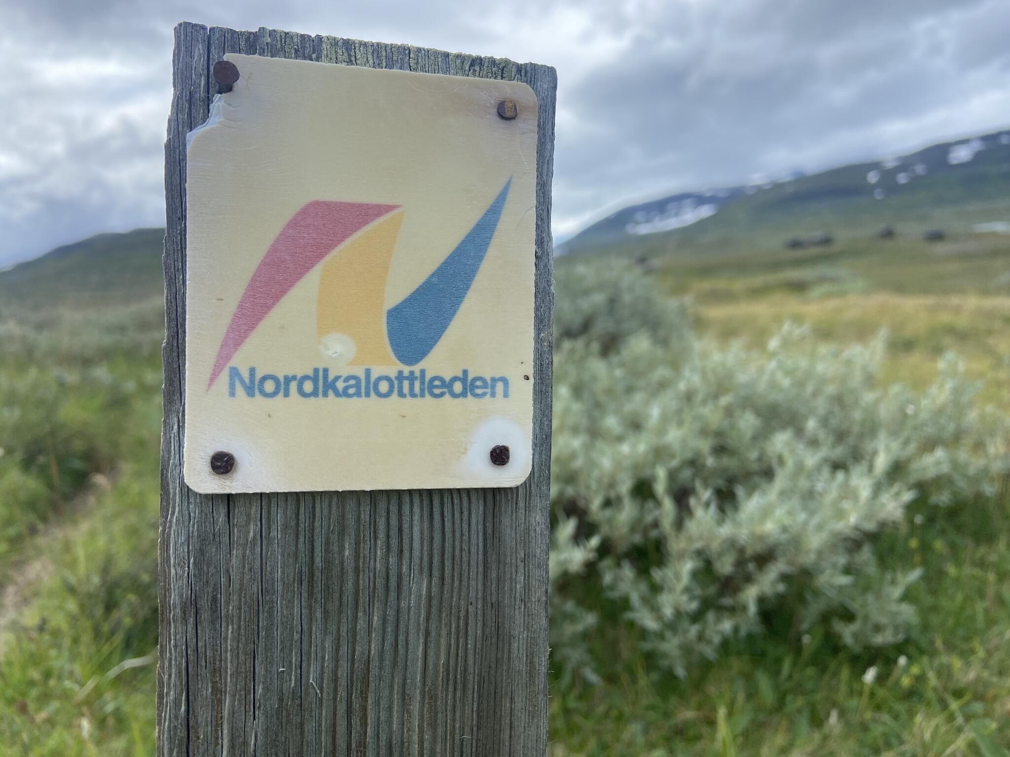 Lite här och var påmindes jag om att det är Nordkalottleden som jag går. Genomgående kändes det som att skyltarna var gamla och slitna.