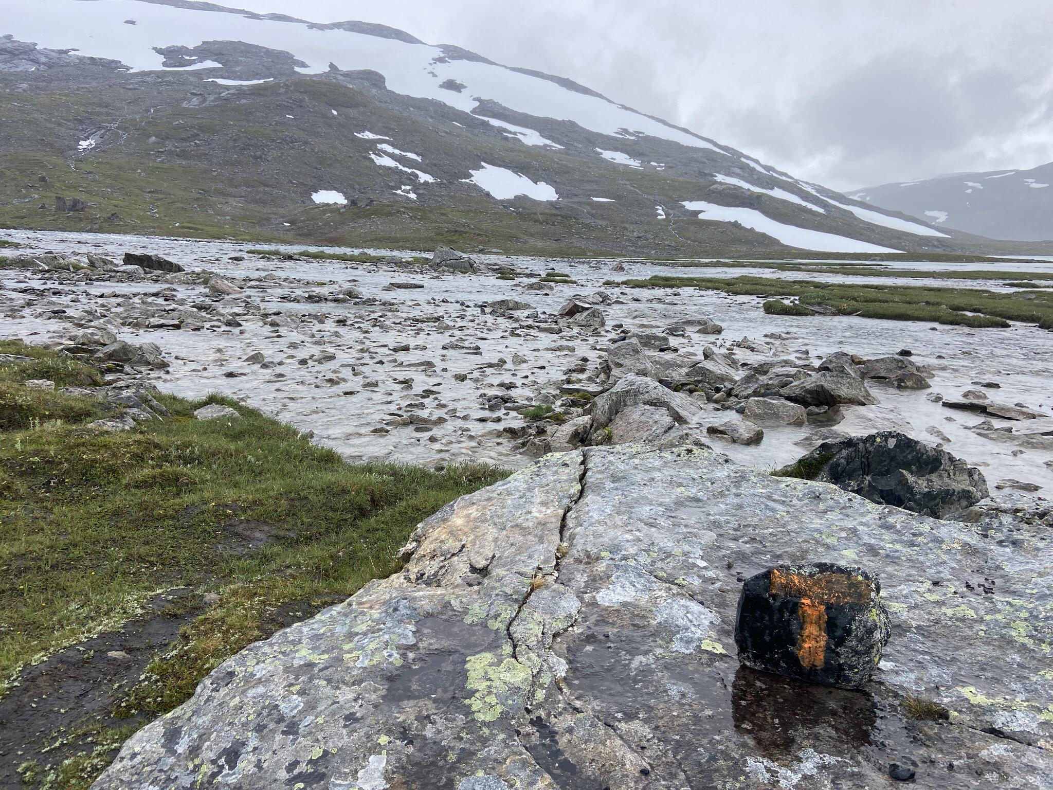 Strax efter norska gränsen kom det första vadet jag hade hört talas om. Långt men uppdelat på fyra delar. Som alltid i Norge på kalfjället var leden välmarkerad med röda T:en på stenar.
