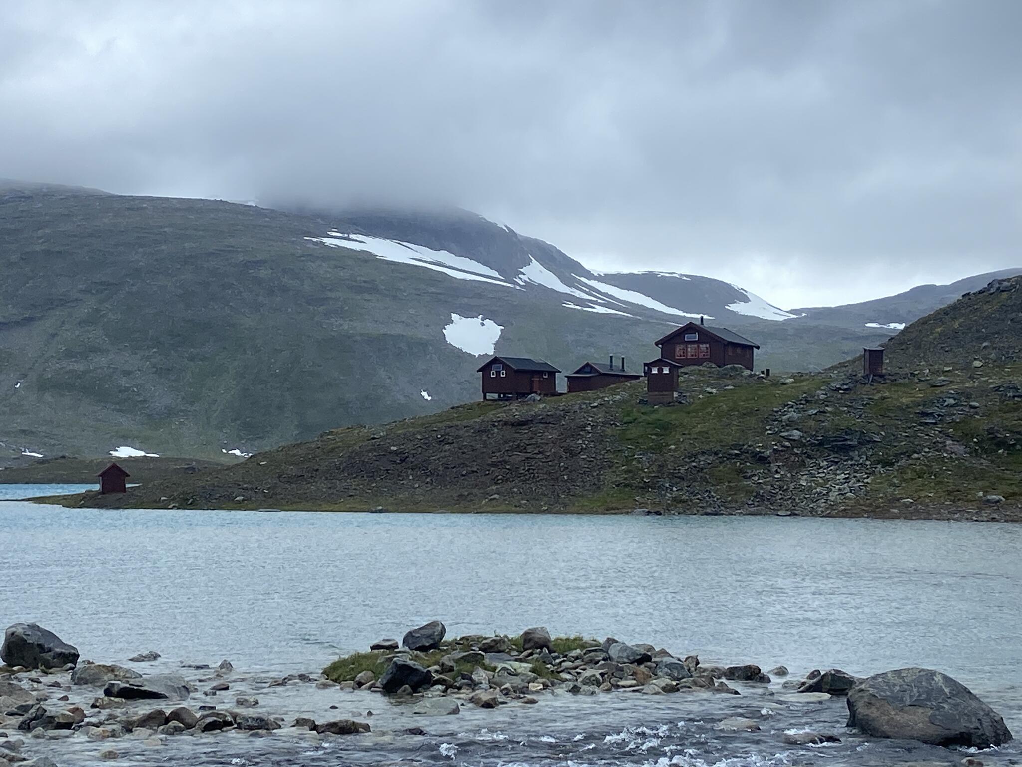 Sorjoshytta. Vädret var ganska ruggigt denna dag med regn och motvind mest hela dagen. Det passade då bra att ät lunch i norska Sorjoshytta. Och jag fick då sällskap med två nederländska systrar som vandrade runt Sulitelma-massivet och bodde i stugor. Det belv en sådan kontrast att sitta där inne och äta i den mysiga stugan gentemot det lite bistra vädret utanför.