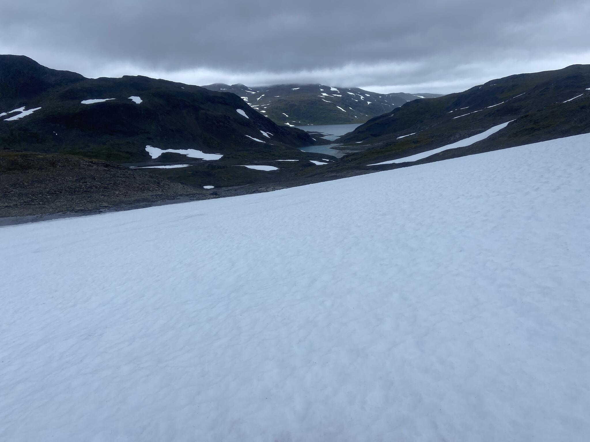 Det blev en hel del snöfält att gå över denna dag. Sorjoshytta är längs bort i bilden nere vid sjön.