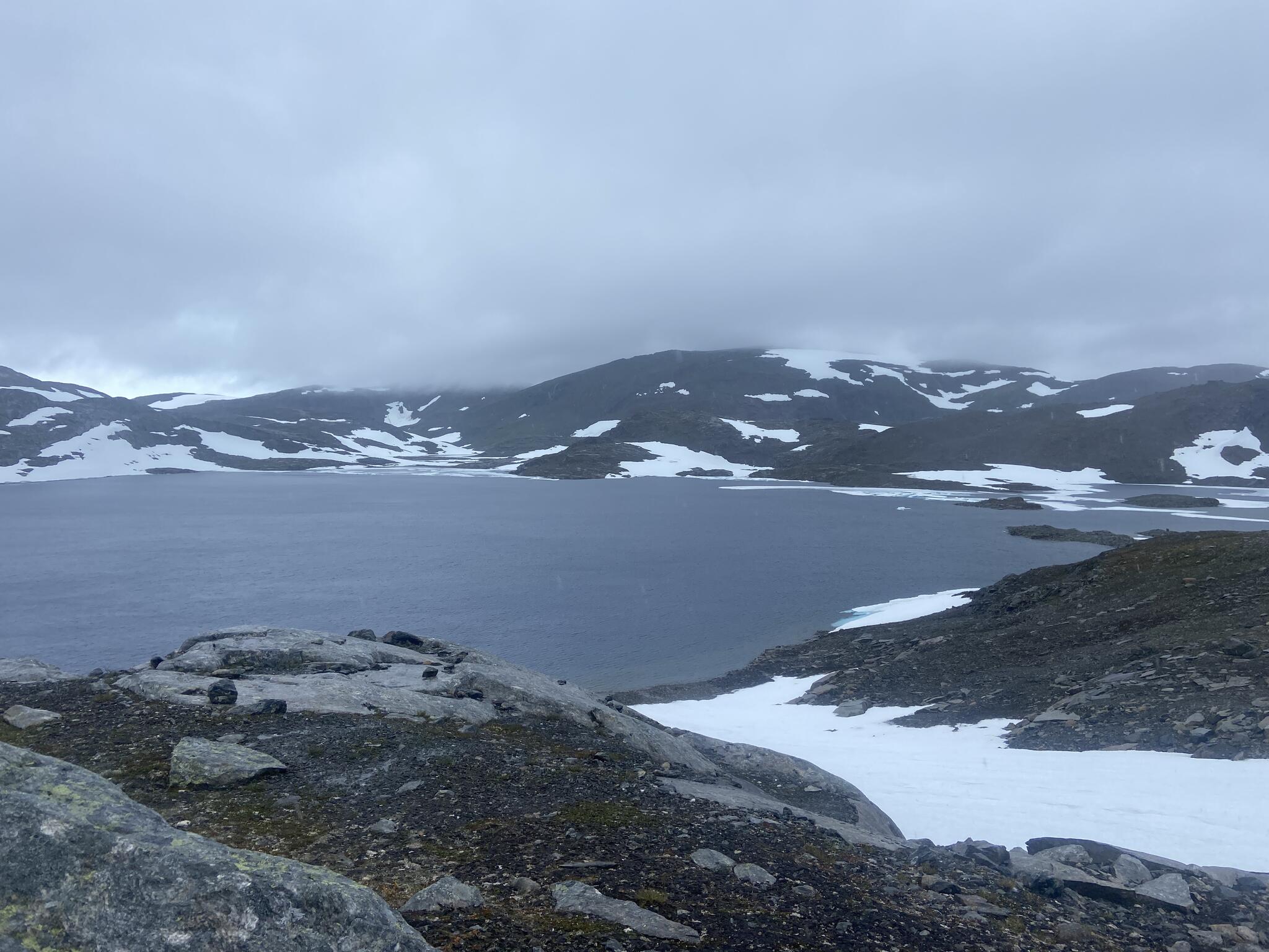 På den här sjön tältade jag med mina påskturskompisar i slutet på april tre nätter. Ena morgonen var det minus 30 grader. Så platsen var ett köldhål då. Att det fanns så relativt mycket snö kvar vid sjön och små isberg t o m i början av augusti talar också för att även sommartid är detta en ganska kall plats.