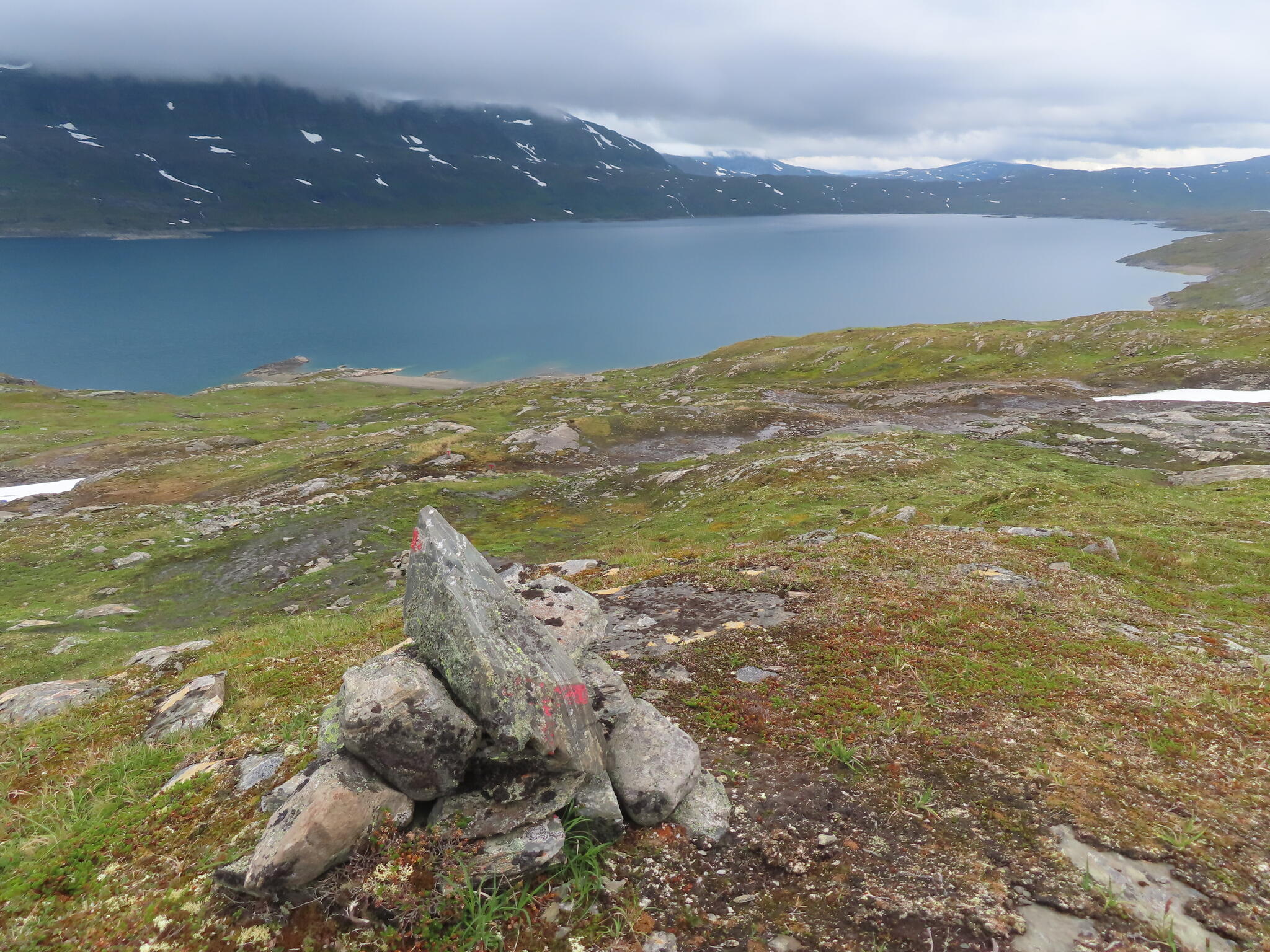 Sulitelma-massivet låg under förmiddagen täckt i moln. Lomi-vattnet nedanför.