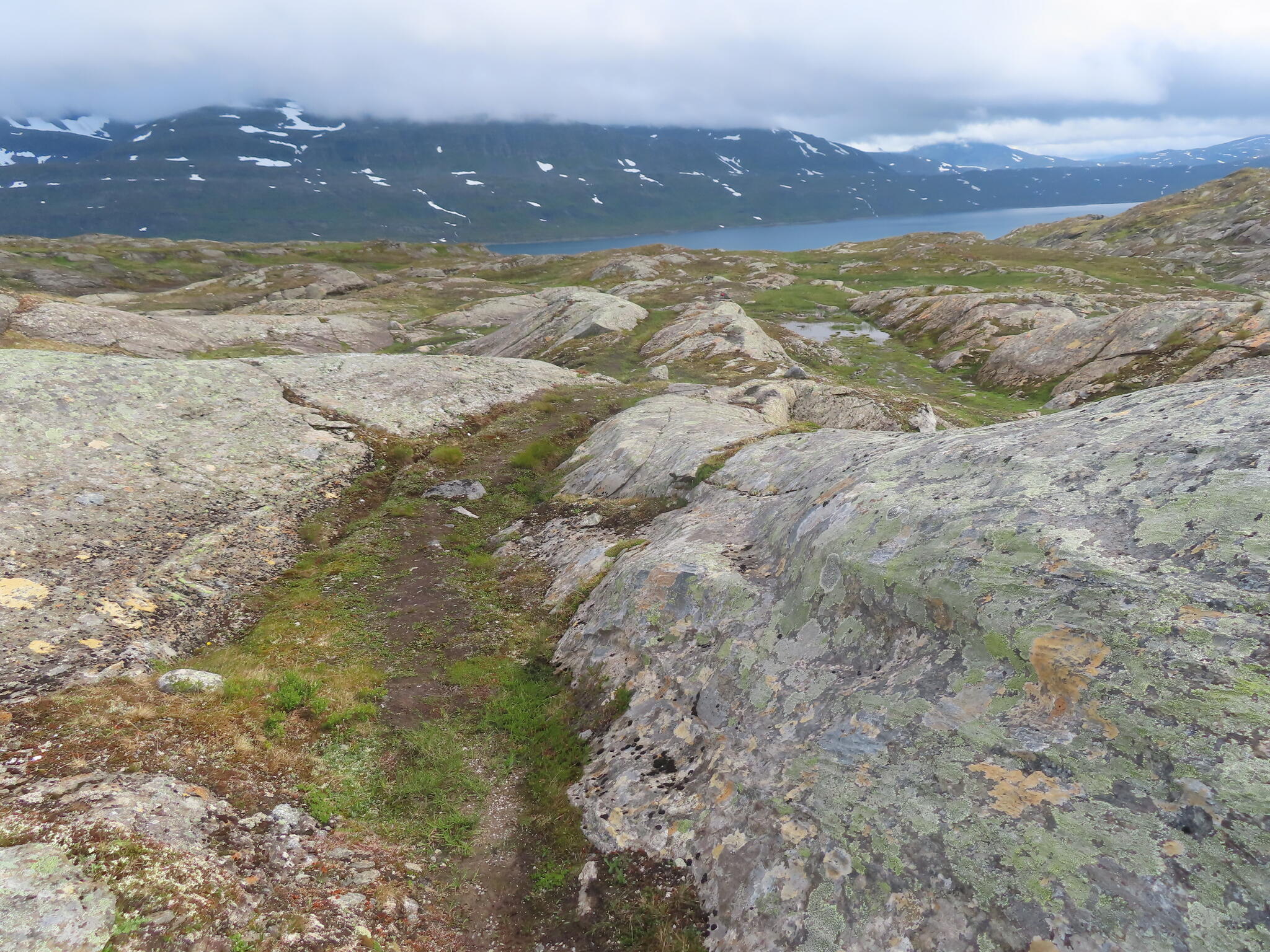 Leden går längs och på fina hällar och åsar.