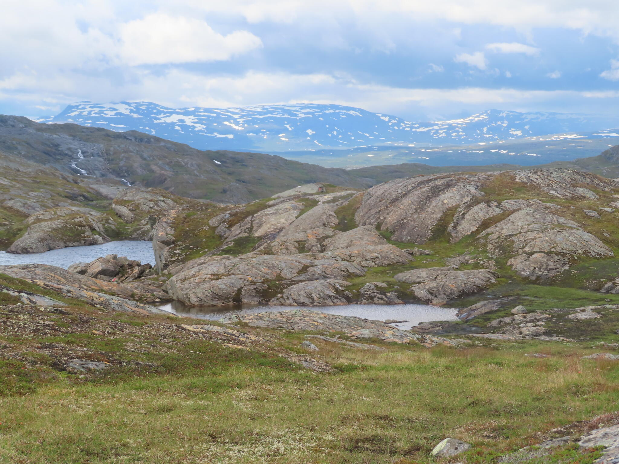 Jag var på väg mot fjällen med lite snö på i fjärran.