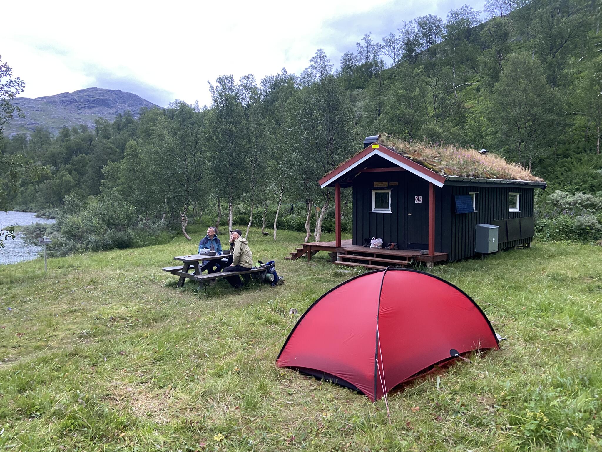 Det blev ont om tältplatser och jag valde att tälta mellan stugorna Argadahytta.. Jag pratade med två trevliga norska vandrargäng.