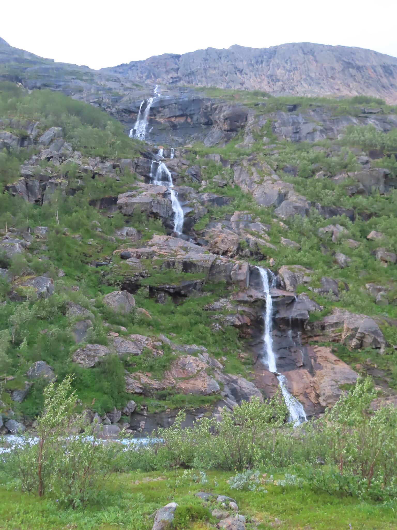 Ett coolt vattenfall i flera steg.