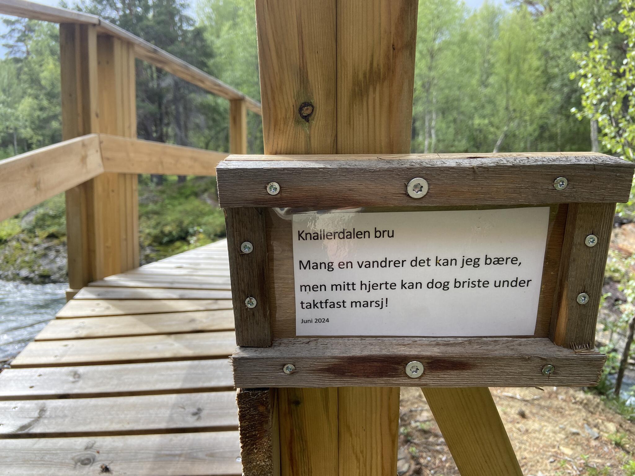 Över en bäck går man på en bro. Här finns denna skylt. Jag tolkar den som att man ska gå över försiktigt.