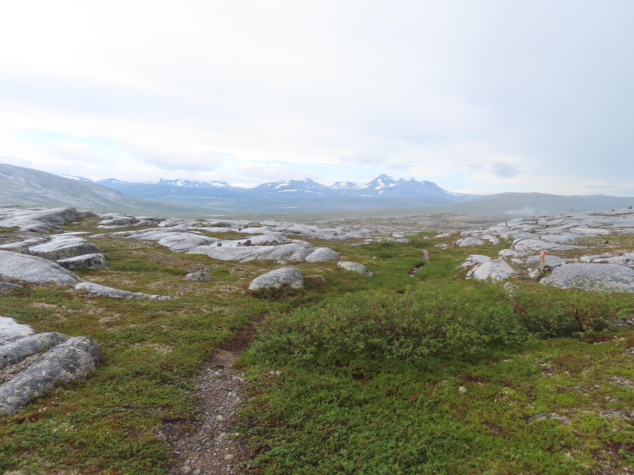 Leden gick över tippen på Litlefjellet och sedan bland hällar långsamt nedåt.