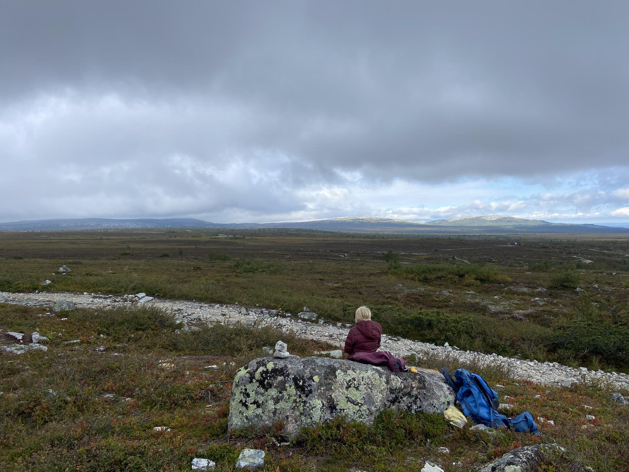 Lunch med fin utsikt över flacka fjäll.
