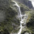 Ett av många vackra vattenfall i Milford Sound