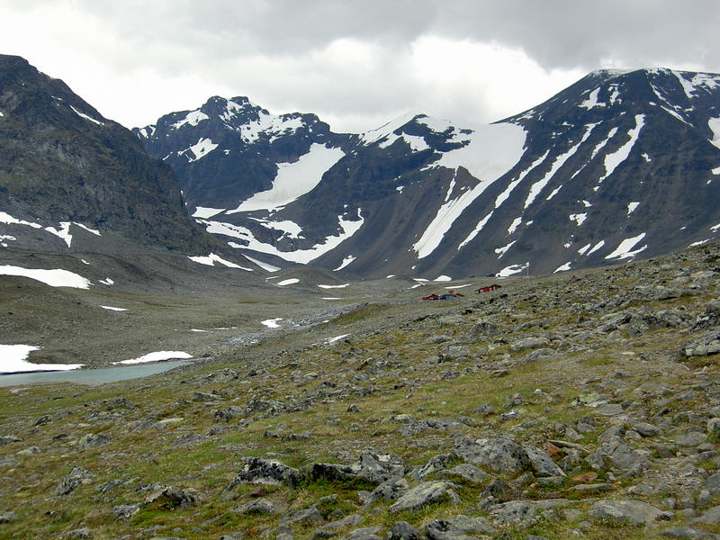 Tarfaladalen med från vänster: Kaskasapakte, Lillietoppen och Kaskasatjåkka