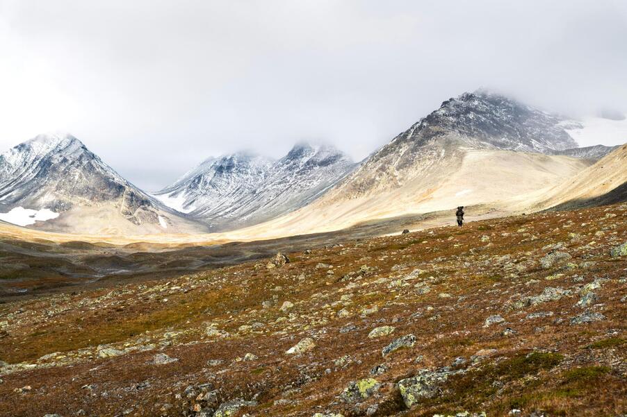 Foto: Ville Palmu/Unsplash Bild på berg i dimma, i Sarek i norra Sverige.
