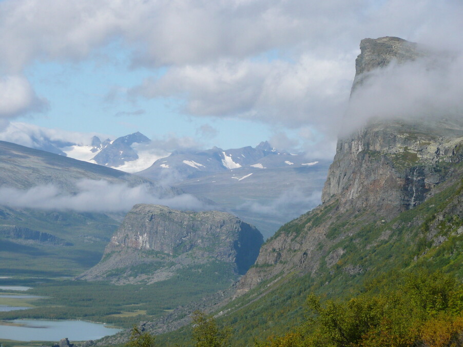 Foto: Dimhöljda berg i Sareks nationalpark.