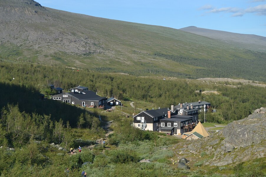 Foto: Antti Leppänen, CC BY 4.0, via Wikimedia Commons Flygbild över Kebnekaise Fjällstation