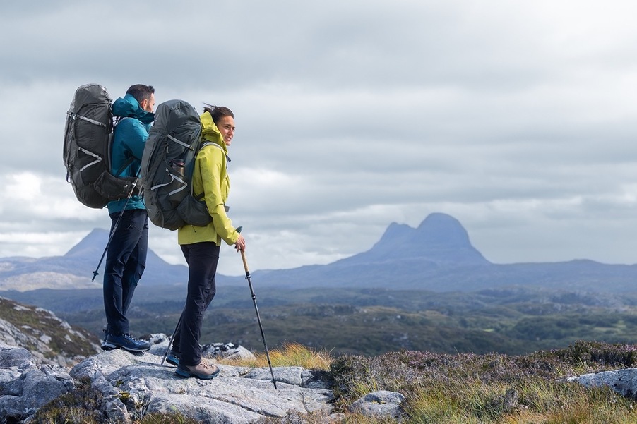 Två personer som bär ryggsäcken deuter Aircontact Pro.