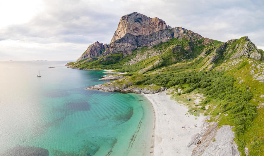 Foto: Kristoffer Møllevik / Visit Helgeland Flygbild över berget Rødøyløva och stranden Storsanden.