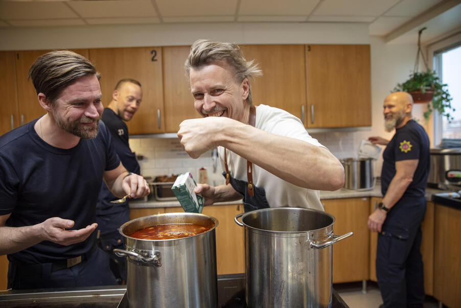 Kocken Paul Svensson tillsammans med brandmän i räddningstjänsten Gårda, Göteborg.