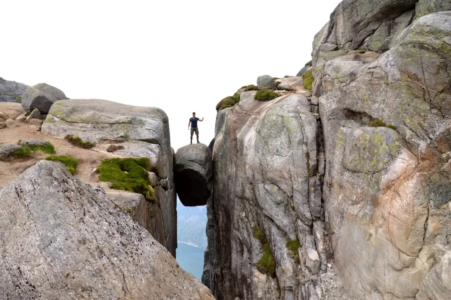 En man på en klippa i norska Kjerag.