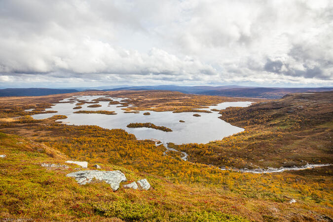 Fantastiska Öjön sett från toppen av N:a Gröndörrstöten