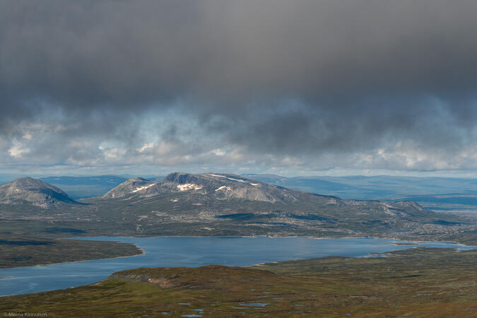 Molnen lyfter, här med Sylsjön och Skardsfjella i bakgrunden