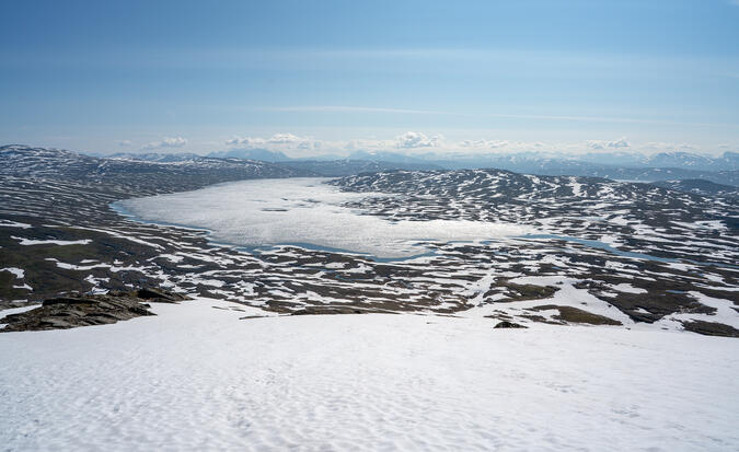 Snart uppe på toppen av Sávtsasj. Vy mot Slahpejávrre.