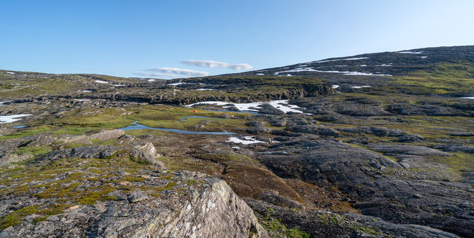 Lämnar tältet för att gå upp på toppen av Guovddelistjåhkkå.