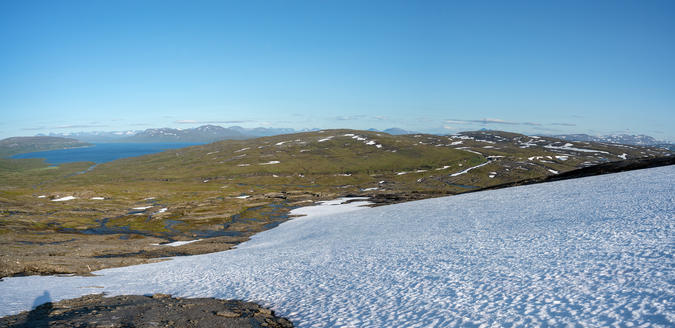 Redan 800 m ö.h. breder vidsträckta snöfält ut sig.