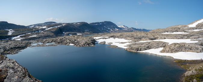 Den namnlösa sjön cirka 750 möh. Ráhkotjåhkkå i bakgrunden.