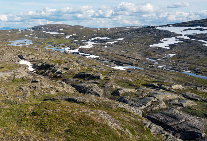 Slukrännor vid södra sidan av Snøtoppen.