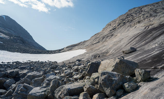 På väg upp i passet mellan Snøtoppen och 903.