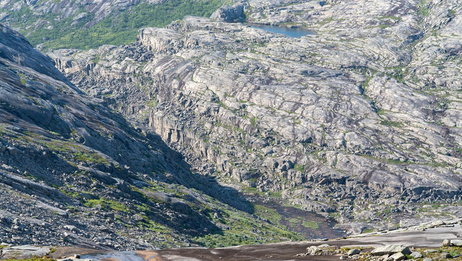 Trolldalen 340 meter nedanför passet mellan Snøtoppen och 903.