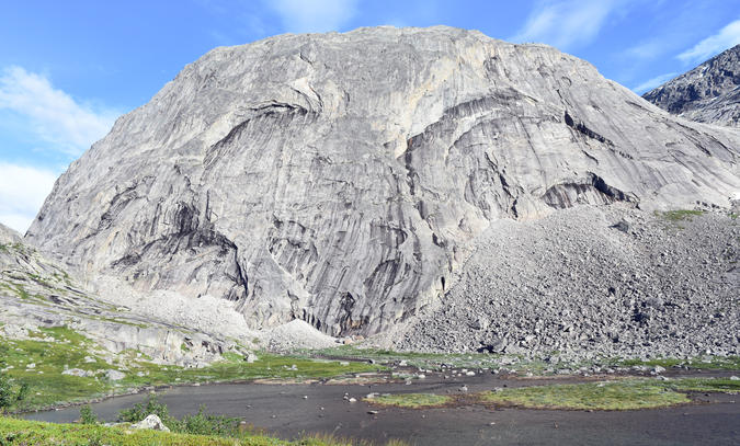 Från Trolldalen är 903 en 450 meter hög klippvägg.  Fotograf: Stefan Biderman.