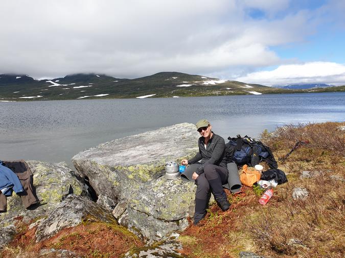 Lunchpaus vid en tvåfärgad sjö. 