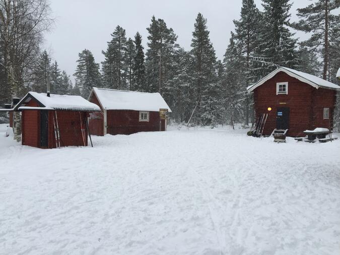 Stugorna vid parkeringen.