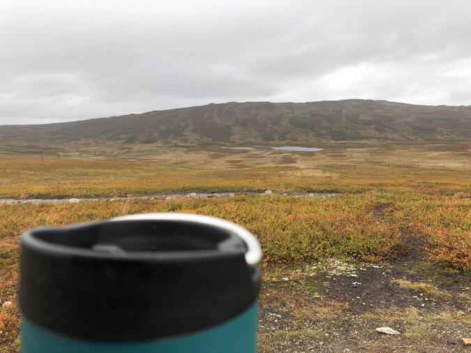 Lunch en bit innan Spåime Rastskydd med utsikt mot Stor-Ulvåfjället