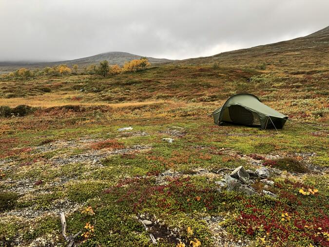 En jättebra tältplats med bra utsikt mot Smällhögarna och Kroktjärnarna