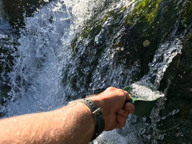 Friskt vatten direkt ur vattenfallet