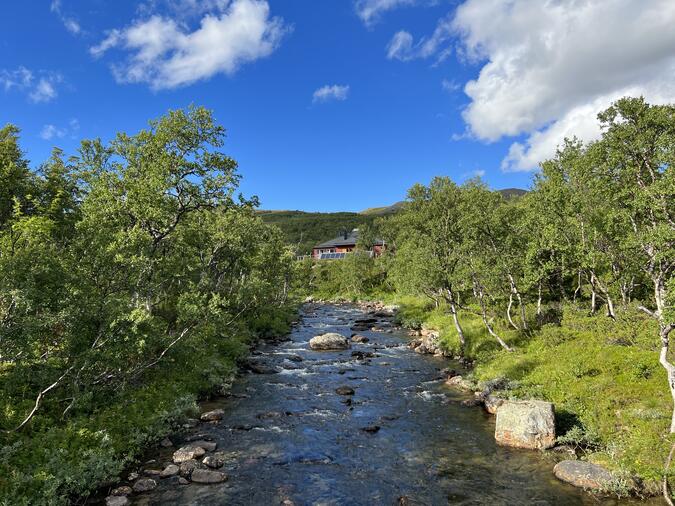 Stenådalsstugan från bron över Stensån