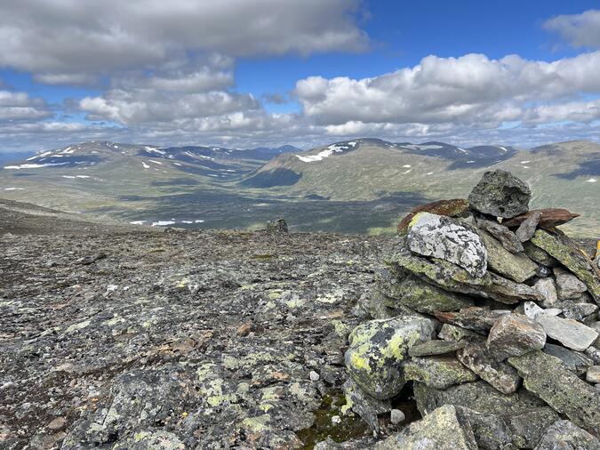 Toppröset på Lill-Stensdalsfjället med Bunnerfjällen i bakgrunden