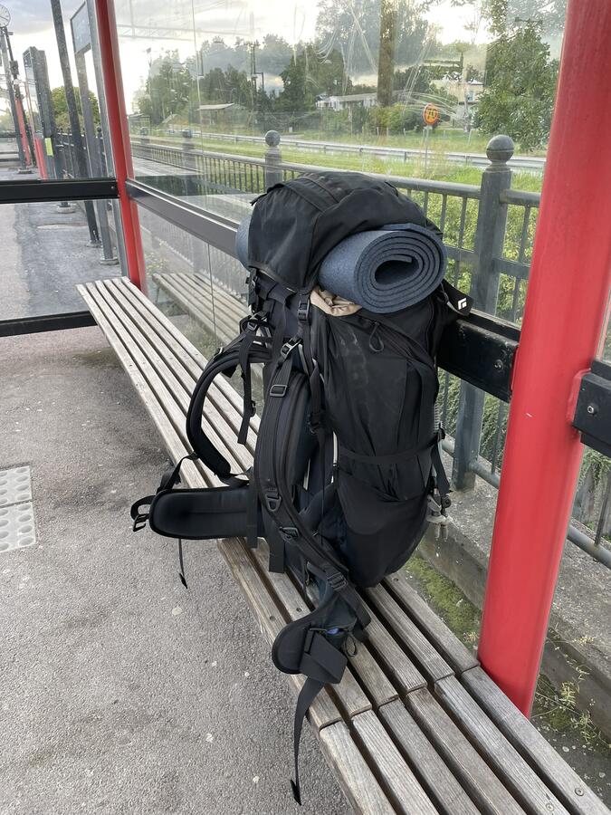 Packningen uppställd i väntan på tåget