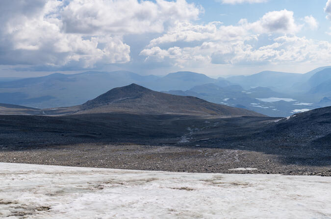 Glaciärresterna norr om toppen 1505. Toppen i mitten är Niendotjåhkkå.