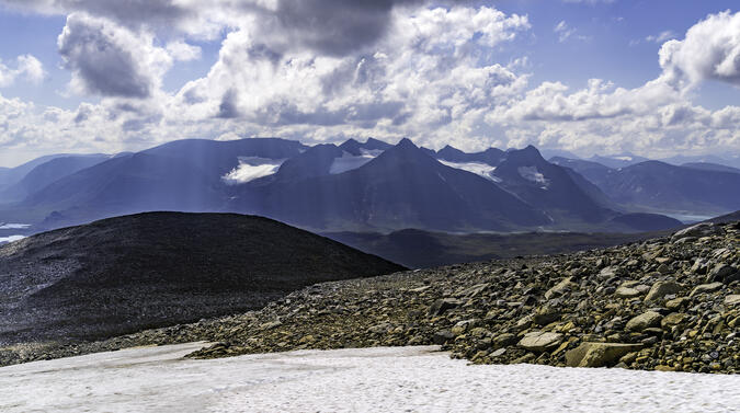Ähpármassivet sedd från sydöstra sidan av Skanátjåhkkå, 1600 m ö.h.