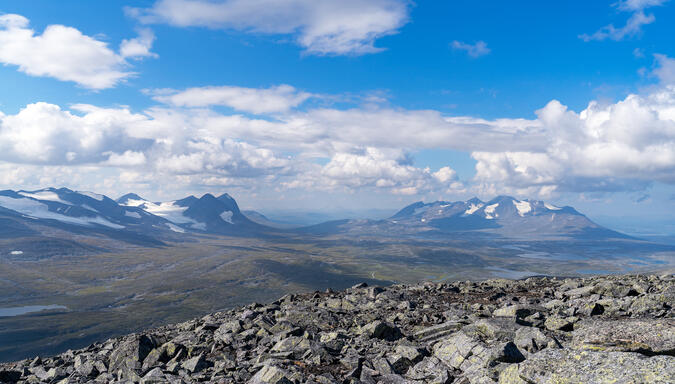 Norra Sarektjåhkkåmassivet och Áhkká. Hitanför Áhkká breder Gássaláhko ut sig.